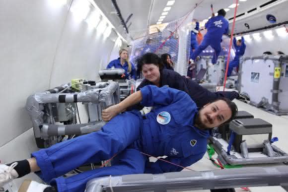 PD Dr. Claudia Koch und Dr. Florian Kohn bei einem Parabelflug. (Bildquelle: Universität Hohenheim / Fg. Membranphysiologie) PD Dr. Claudia Koch und Dr. Florian Kohn bei einem Parabelflug. (Bildquelle: Universität Hohenheim / Fg. Membranphysiologie)