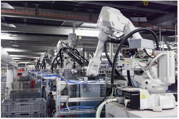 Leergutzentrale-Roboter sortieren Kisten