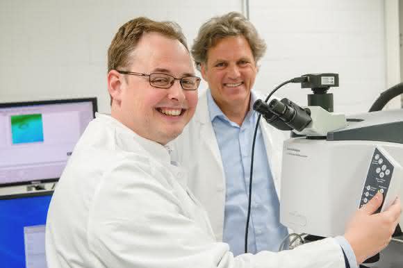 Frederik Großerüschkamp (links) und Klaus Gerwert haben eine Vision umgesetzt, die sie mit ihrem Proteinforschungskonsortium vor Jahren erdachten. (© RUB, Marquard)