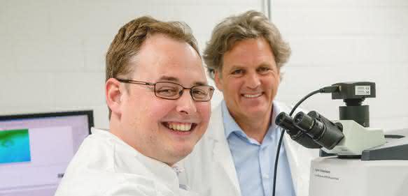 Frederik Großerüschkamp (links) und Klaus Gerwert haben eine Vision umgesetzt, die sie mit ihrem Proteinforschungskonsortium vor Jahren erdachten. (© RUB, Marquard)