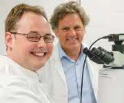 Frederik Großerüschkamp (links) und Klaus Gerwert haben eine Vision umgesetzt, die sie mit ihrem Proteinforschungskonsortium vor Jahren erdachten. (© RUB, Marquard)