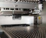 Die kompakte Vario Tip-Anlage sorgt durch kavitätenorientierte Bestückung von Racks bei Hochleistungswerkzeugen mit maximal 128 Kavitäten für Patientensicherheit. (Bild: Waldorf)