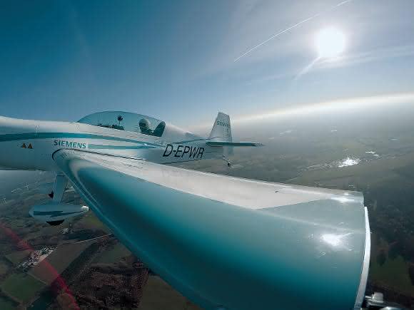 Kunstflugzeug „Extra 330LE“ mit Siemens-Motor Kunstflugzeug „Extra 330LE“ mit Siemens-Motor