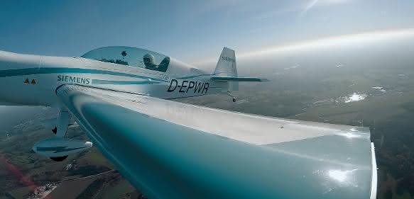 Kunstflugzeug „Extra 330LE“ mit Siemens-Motor Kunstflugzeug „Extra 330LE“ mit Siemens-Motor