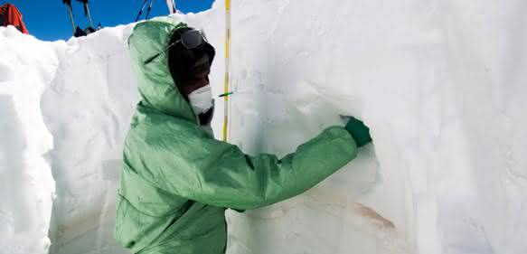 Ganze Gemeinschaften von Mikroorganismen aus der Sahara fanden die Forscher im Schnee und Eis der Alpen. (Foto: Fondazione Edmund Mach)