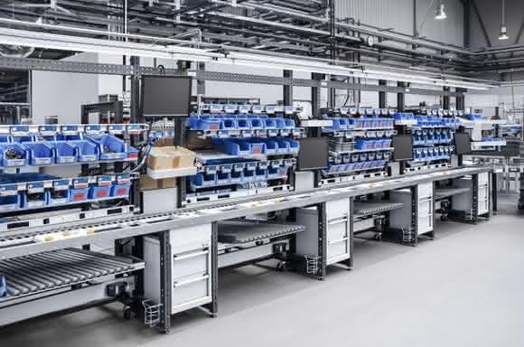 Bereitstellungswagen und Fifo-Regale