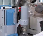 Der Chemie-Vakuumpumpstand PC 3001 Variopro von Vacuubrand ermöglicht kurze Prozessdauer, niedrige Betriebskosten sowie einfache Bedienung.