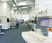 In der Lasersinter-Fabrik von FKM fertigen mehr als 30 Lasersinteranlagen rund um die Uhr Prototypen, Serien- und Ersatzteile aus technischen Kunststoffen und Metallen. (Bild: FKM) In der Lasersinter-Fabrik von FKM fertigen mehr als 30 Lasersinteranlagen rund um die Uhr Prototypen, Serien- und Ersatzteile aus technischen Kunststoffen und Metallen. (Bild: FKM)