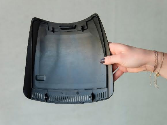 Gehäusedeckel hergestellt aus einem Gemisch von Polyhydroxy-Buttersäure (PHB) mit Polypropylencarbonat. PHB ist sehr spröde. Die Mischung sorgt für bessere Materialeigenschaften. Polypropylencarbonat kann aus dem Klimagas Kohlendioxid hergestellt werden. (Bild: Andreas Battenberg / TUM)