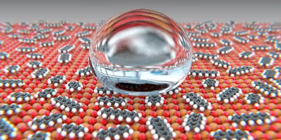 Die Oxide der seltenen Erden (rot/orange) reagieren mit Kohlenwasserstoffen aus der Luft zu Carbonaten und Hydroxiden (grau/weiss). Die Oberfläche wird dadurch wasserabweisend. (Bild: Universität Basel, Departement Physik)