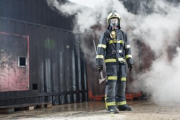 Rundum geschützter Feuerwehrmann