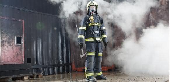Rundum geschützter Feuerwehrmann
