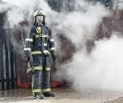 Rundum geschützter Feuerwehrmann