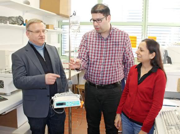 Prof. Dr. Andreas Greiner, Amir Reza Bagheri M.Sc. und Prof. Dr. Seema Agarwal mit dem neuen Infusionssystem in einem Labor der Bayreuther Polymerchemie. (Foto: Christian Wißler)