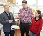 Prof. Dr. Andreas Greiner, Amir Reza Bagheri M.Sc. und Prof. Dr. Seema Agarwal mit dem neuen Infusionssystem in einem Labor der Bayreuther Polymerchemie. (Foto: Christian Wißler)
