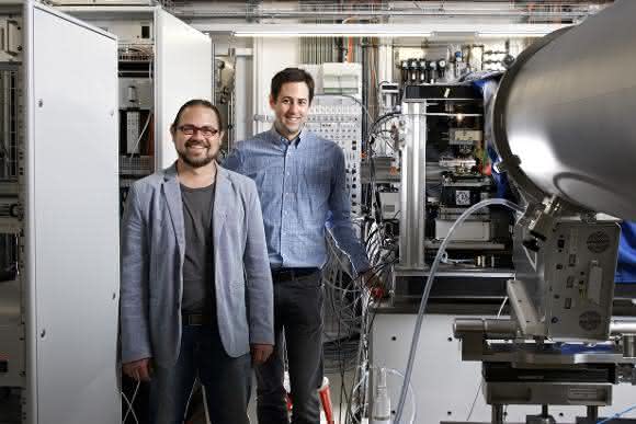 Die PSI-Forschenden Mirko Holler (rechts) und Manuel Guizar-Sicairos an der Strahllinie cSAXS an der Synchrotron Lichtquelle Schweiz SLS des Paul Scherrer Instituts. Hier haben sie die dreidimensionale Struktur eines Mikrochips sichtbar gemacht. (Foto: Paul Scherrer Institut / Markus Fischer)