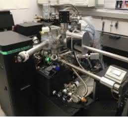 Der Atomsonden-Tomograph der ETH Zürich mit den metallfarbenen Aufbauten, welche die Messung von mit flüssigem Stickstoff gekühlten Proben ermöglichen. (Bild: ETH Zürich / Stephan Gerstl)
