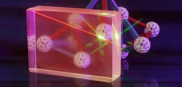 Am neuen Zentrum soll erforscht werden, wie sich Glaseigenschaften verändern und so neue Funktionalitäten entstehen können – wie hier am Spezialglasblock mit besonderen optischen Eigenschaften und Gitter-Modell, an dem Glaschemiker der Universität Jena forschen. (Foto: Jan-Peter Kasper / FSU)