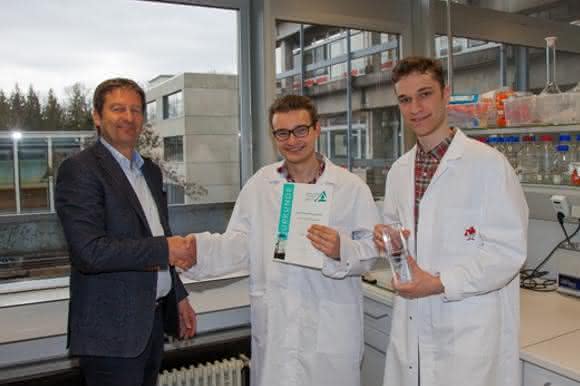 Dr. Wolfgang Kuster (links) gratuliert den Jungforschern. Den Preis nahmen Johann Liebeton und Leon Werner (rechts) in ihrem Labor entgegen. Dr. Wolfgang Kuster (links) gratuliert den Jungforschern. Den Preis nahmen Johann Liebeton und Leon Werner (rechts) in ihrem Labor entgegen.