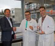 Dr. Wolfgang Kuster (links) gratuliert den Jungforschern. Den Preis nahmen Johann Liebeton und Leon Werner (rechts) in ihrem Labor entgegen. Dr. Wolfgang Kuster (links) gratuliert den Jungforschern. Den Preis nahmen Johann Liebeton und Leon Werner (rechts) in ihrem Labor entgegen.