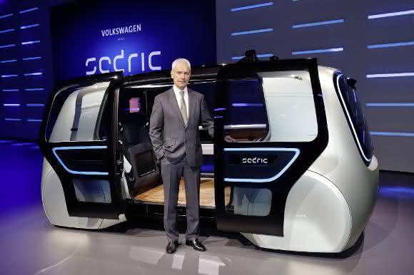 Matthias Müller, Vorstandsvorsitzender des Volkswagen Konzerns mit Sedric, dem ersten Concept Car des Volkswagen Konzerns