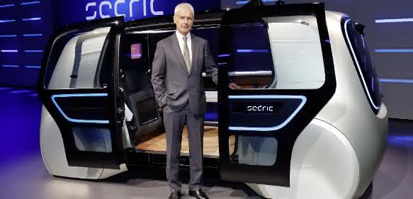 Matthias Müller mit Sedric Matthias Müller, Vorstandsvorsitzender des Volkswagen Konzerns mit Sedric, dem ersten Concept Car des Volkswagen Konzerns