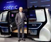 Matthias Müller, Vorstandsvorsitzender des Volkswagen Konzerns mit Sedric, dem ersten Concept Car des Volkswagen Konzerns