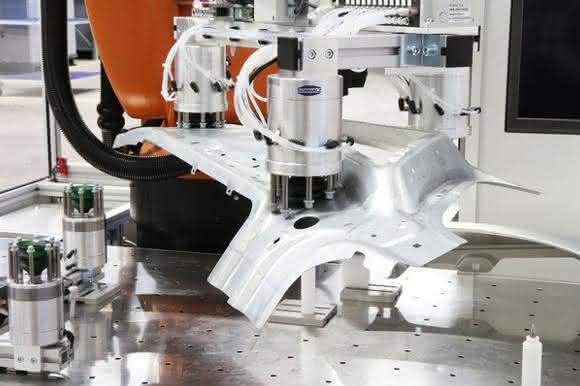 Sauger-Cup Balance SSCB im Einsatz : Nach wenigen Schritten steht der Produktionslinie ein System aus Greifer und Spannsystem zur Verfügung : Das Werkstück kann aufgelegt und fixiert werden. (Foto: Schmalz)