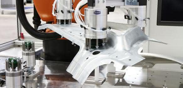 Sauger-Cup Balance SSCB Sauger-Cup Balance SSCB im Einsatz : Nach wenigen Schritten steht der Produktionslinie ein System aus Greifer und Spannsystem zur Verfügung : Das Werkstück kann aufgelegt und fixiert werden. (Foto: Schmalz)