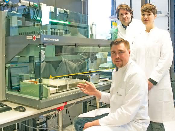 Forscherteam am Pipettierroboter