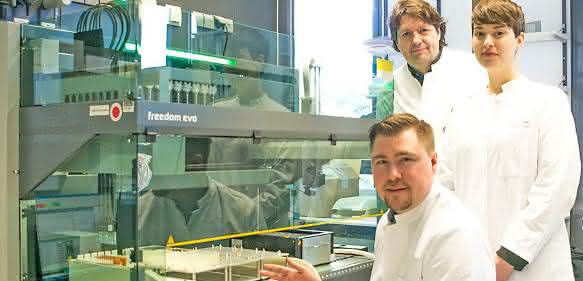 Forscherteam am Pipettierroboter