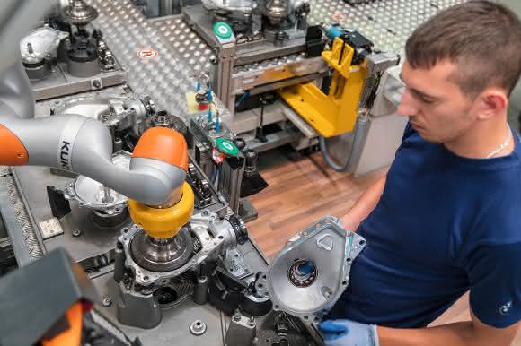 Mensch-Roboter-Kollaboration in der Achsgetriebemontage, BMW Group Werk Dingolfing