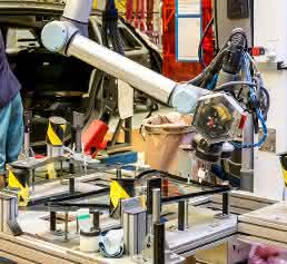 Leichtbauroboter tragen Kleber auf Scheiben au
