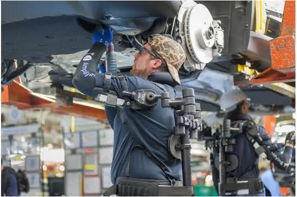 Exoskelett-Weste im BMW Group Werk Spartanburg Exoskelett-Weste im BMW Group Werk Spartanburg