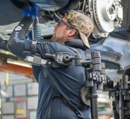 Exoskelett-Weste im BMW Group Werk Spartanburg