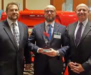 Die Jenoptik-Sparte Automotive hat den „SPE Automotive Innovation Award“ erhalten. Von links: Steve Janson, Torsten Reichl, Bob Aiello. (Bild: Jenoptik) Die Jenoptik-Sparte Automotive hat den „SPE Automotive Innovation Award“ erhalten. Von links: Steve Janson, Torsten Reichl, Bob Aiello. (Bild: Jenoptik)