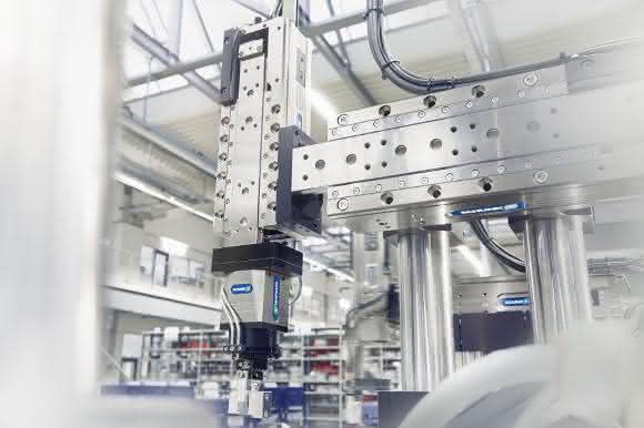 Mechatronikbaukasten Virtuelle Produktion: Greifer-Zwillinge für die Hochleistungsmontage