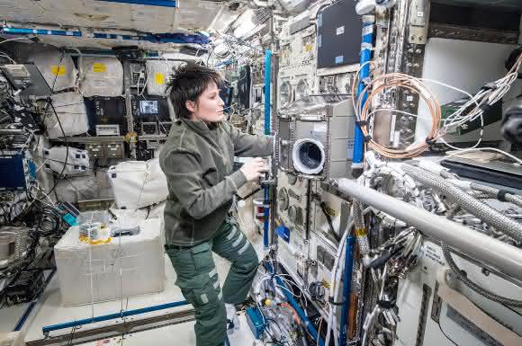 ESA-Astronautin Samantha Christoforetti bereitet den Rotor des BIOLAB für das Triple Lux Experiment vor. (Bild: NASA)