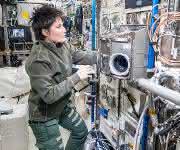 ESA-Astronautin Samantha Christoforetti bereitet den Rotor des BIOLAB für das Triple Lux Experiment vor. (Bild: NASA)