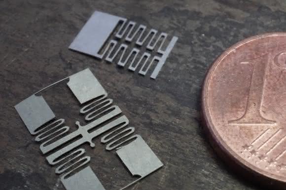 Durch Folien aus Formgedächtnislegierung (FGL) lassen sich auch komplexe Aktorgeometrien auf kleinstem Bauraum umsetzen. (Foto: © memetis)