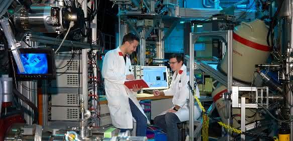 Thomas Gigl und Stefan Seidlmayer an der Positronenquelle NEPOMUC. (Foto: Wenzel Schürmann / TUM) Thomas Gigl und Stefan Seidlmayer an der Positronenquelle NEPOMUC. (Foto: Wenzel Schürmann / TUM)