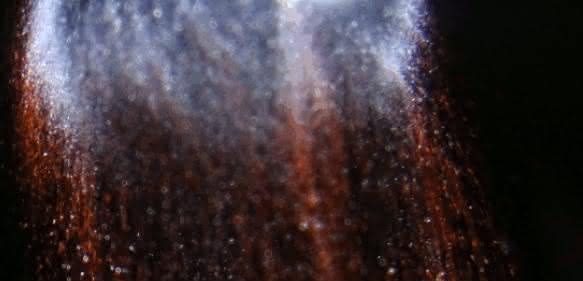 Farbige Sonolumineszenz von Xenon in konzentrierter Schwefelsäure mit gelöstem Natriumsalz.