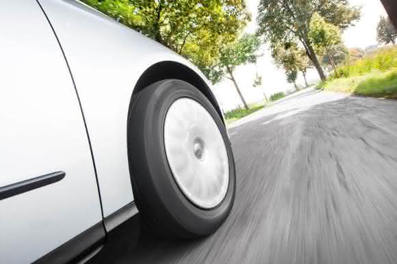 Das neu entwickelte Polyvest® ST von Evonik hat das Potenzial, den Rollwiderstand von Reifen noch weiter zu senken.