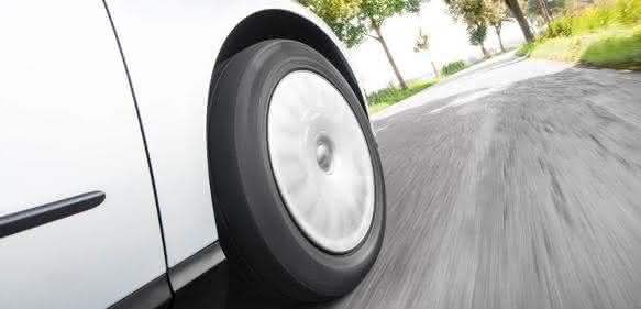 Das neu entwickelte Polyvest® ST von Evonik hat das Potenzial, den Rollwiderstand von Reifen noch weiter zu senken.
