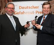 Enak Ferlemann (rechts), parlamentarischer Staatssekretär im Bundesverkehrsministerium, überreichte in Hamburg den Deutschen Gefahrgut-Preis an Gerhard Lahmann. (Foto: ecomed-Storck GmbH)