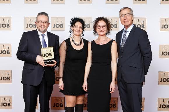 Die Vorstände Daniel Huber, Bärbel Huber und Beatrice Geiler erhalten in Berlin die Top-Job-Trophäe von Wirtschaftsminister a.D. Wolfgang Clement.