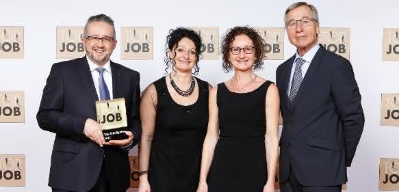 Die Vorstände Daniel Huber, Bärbel Huber und Beatrice Geiler erhalten in Berlin die Top-Job-Trophäe von Wirtschaftsminister a.D. Wolfgang Clement. Die Vorstände Daniel Huber, Bärbel Huber und Beatrice Geiler erhalten in Berlin die Top-Job-Trophäe von Wirtschaftsminister a.D. Wolfgang Clement.