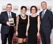 Die Vorstände Daniel Huber, Bärbel Huber und Beatrice Geiler erhalten in Berlin die Top-Job-Trophäe von Wirtschaftsminister a.D. Wolfgang Clement.