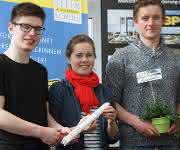 David Geray, Maria Koch und Raphael Schilling des Agrarwissenschaftlichen Gymnasiums Edith Stein-Schule in Ravensburg fragen sich: Kann Gemüse im Weltraum vegetativ angebaut und vermehrt werden, damit bei Weltraummissionen frische Lebensmittel zur Verfügung stehen?
