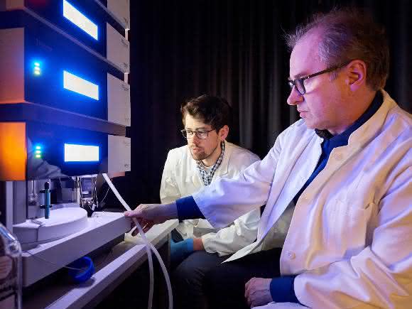 Am Massenspektrometer: Prof. Dr. Waldemar Kolanus (rechts) und Michael Rieck vom Life and Medical Sciences Institut (LIMES) der Universität Bonn. (© Foto: Volker Lannert / Uni Bonn)